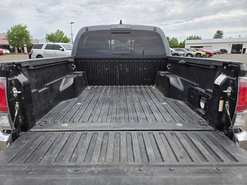 Used 2022 Toyota Tacoma TRD Off-Road AWD/4WD image 17