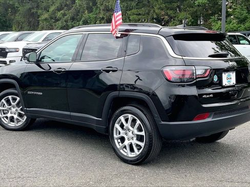 Certified 2023 Jeep Compass Latitude w/ Sun and Sound Group AWD/4WD image 11