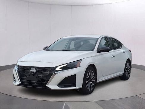 Used 2025 Nissan Altima 2.5 SV FWD image 1