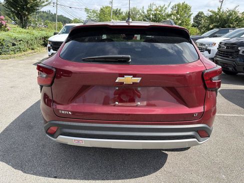 Used 2024 Chevrolet Trax LT w/ Driver Confidence Package FWD image 3