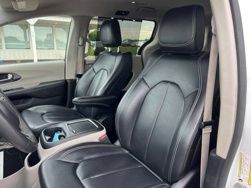 Used 2023 Chrysler Pacifica Touring-L FWD image 19