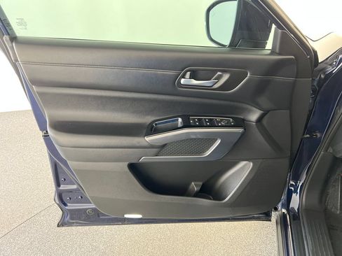 Used 2022 Nissan Pathfinder SL w/ SL Black Package FWD image 12