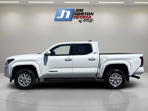 Used 2024 Toyota Tacoma SR5 AWD/4WD image 8
