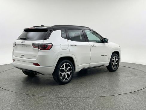 Used 2025 Jeep Compass Limited image 9