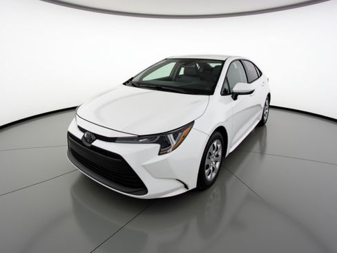 Used 2025 Toyota Corolla LE image 3