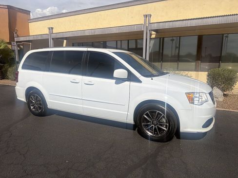 Used 2017 Dodge Grand Caravan SXT w/ Rear Park Assist Package FWD image 10