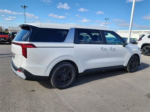 New 2026 Kia Carnival image 2