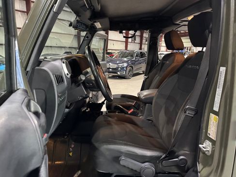 Used 2016 Jeep Wrangler Unlimited Rubicon image 13