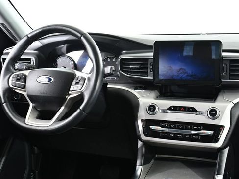 Used 2022 Ford Explorer XLT w/ Equipment Group 202A AWD/4WD image 8