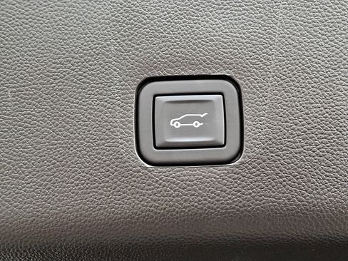 Used 2023 Chevrolet Traverse LT image 32