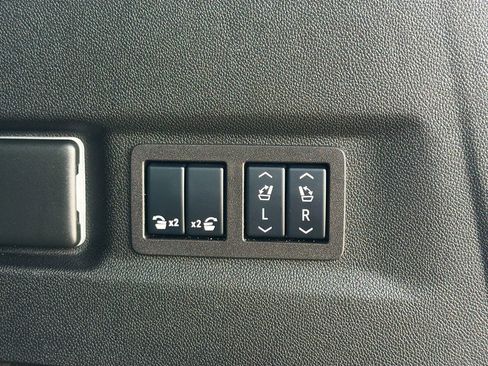 Used 2024 Chevrolet Suburban Z71 w/ Luxury Package image 14