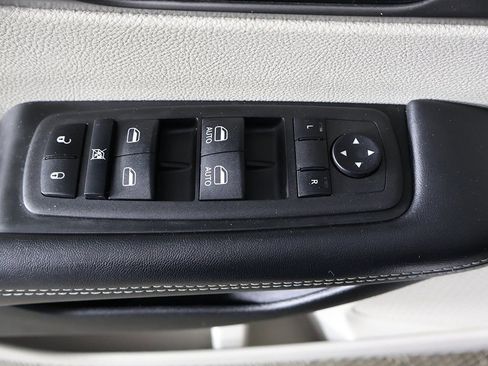 Used 2023 Chrysler Pacifica Touring-L image 36