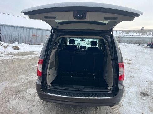 Used 2015 Chrysler Town & Country Touring image 14