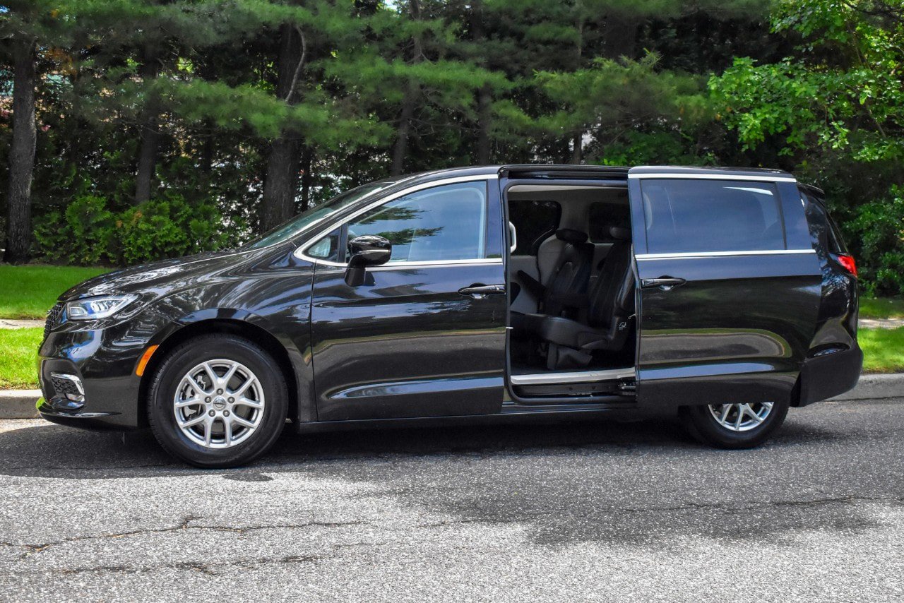 Used 2024 Chrysler Pacifica Touring-L FWD image 12