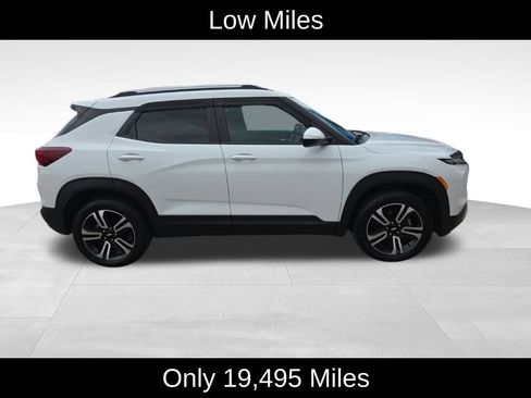 Used 2024 Chevrolet TrailBlazer LT w/ Convenience Package AWD/4WD image 2