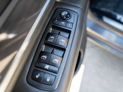 Used 2020 Jeep Grand Cherokee Overland AWD/4WD image 18