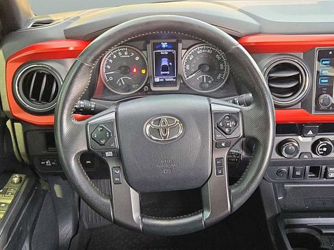 Used 2018 Toyota Tacoma TRD Sport AWD/4WD image 16