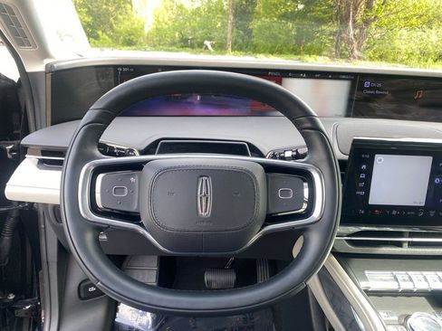 Used 2024 Lincoln Nautilus Premier image 13