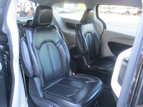Used 2023 Chrysler Pacifica Touring-L FWD image 28