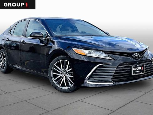 Used 2023 Toyota Camry XLE w/ Navigation Package FWD image 3