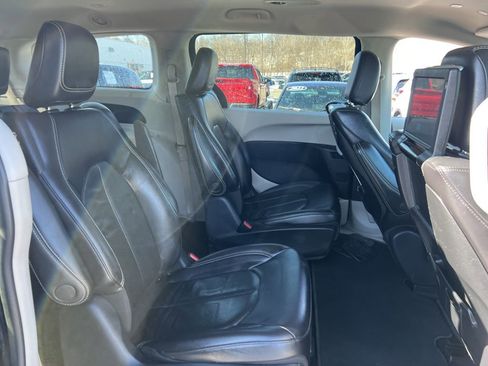 Used 2022 Chrysler Pacifica Touring-L w/ Uconnect Theater Family Group FWD image 27