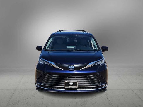 Used 2023 Toyota Sienna XLE image 3