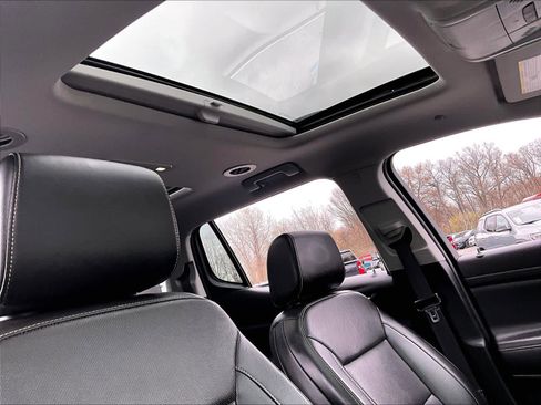 Used 2023 GMC Acadia SLT w/ Preferred Package image 23