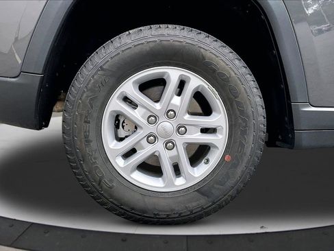 Used 2023 Jeep Grand Cherokee Laredo image 36