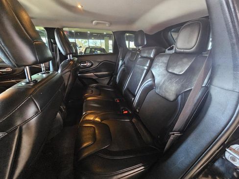 Used 2019 Jeep Cherokee Latitude Plus w/ Comfort/Convenience Group image 19