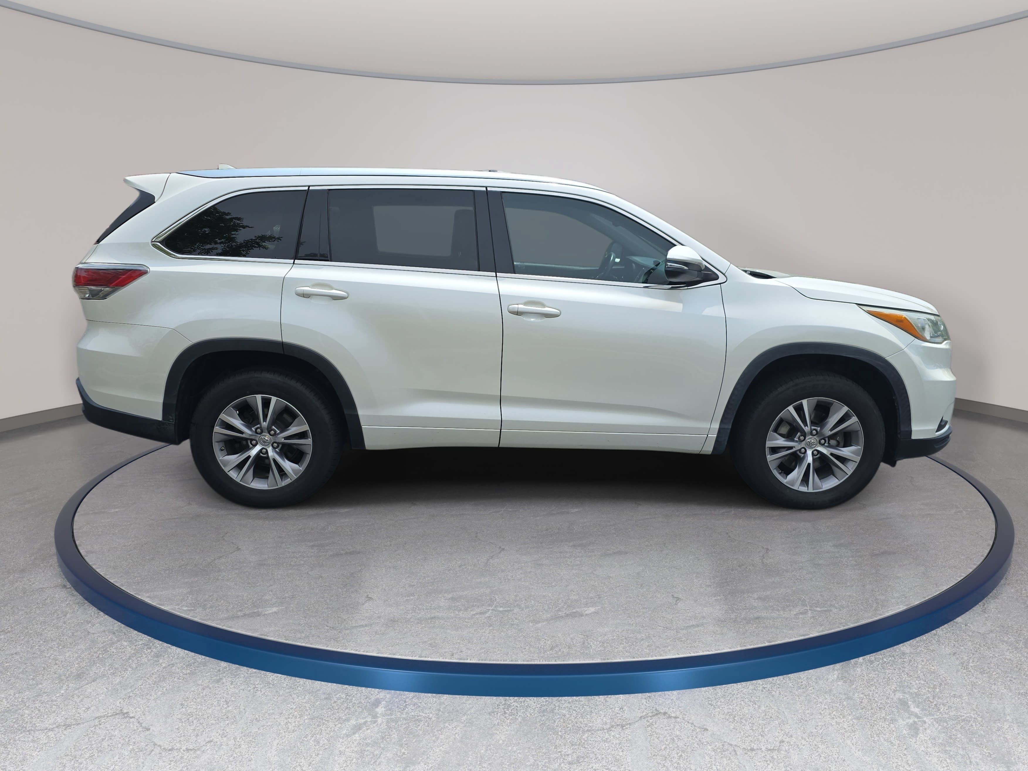 Used 2015 Toyota Highlander XLE FWD image 4