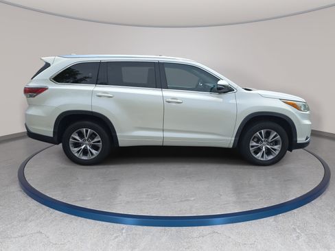 Used 2015 Toyota Highlander XLE FWD image 4