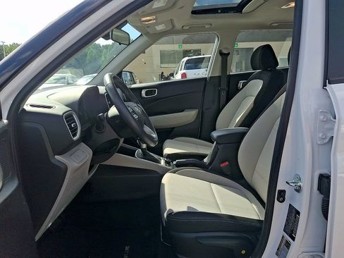 Used 2025 Hyundai Venue SEL FWD image 13