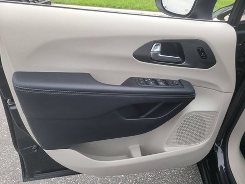 Used 2023 Chrysler Pacifica Touring-L FWD image 17