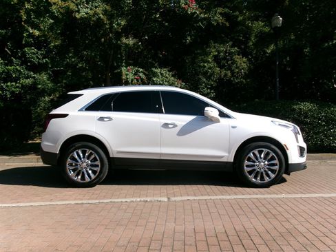 Used 2022 Cadillac XT5 Luxury w/ LPO, Radiant Package FWD image 8