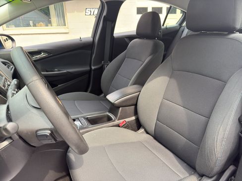 Used 2018 Chevrolet Cruze LT FWD image 10
