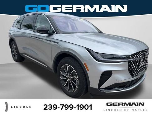Used 2025 Lincoln Nautilus Premier AWD/4WD image 9