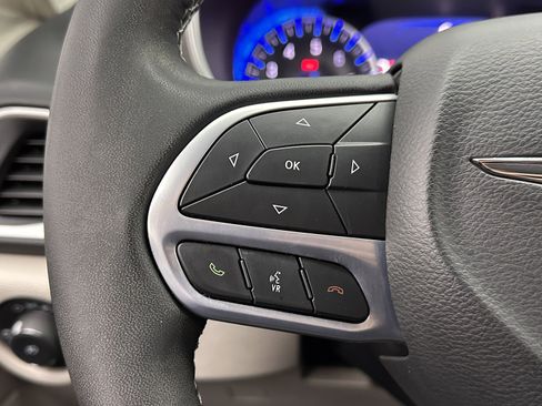 Used 2024 Chrysler Pacifica Touring-L image 17