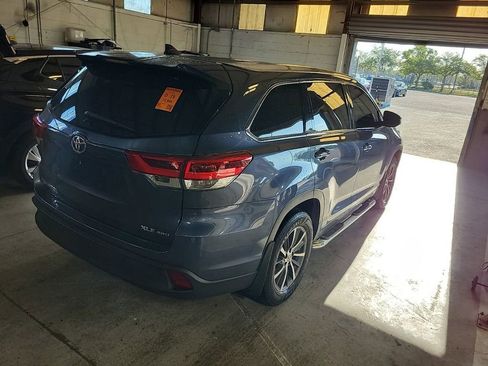 Used 2018 Toyota Highlander XLE AWD/4WD image 4