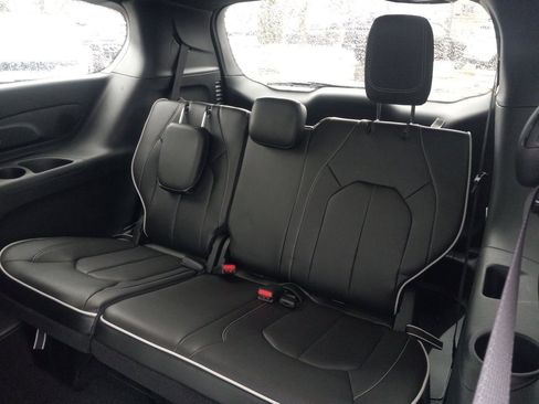New 2026 Chrysler Pacifica Limited image 15