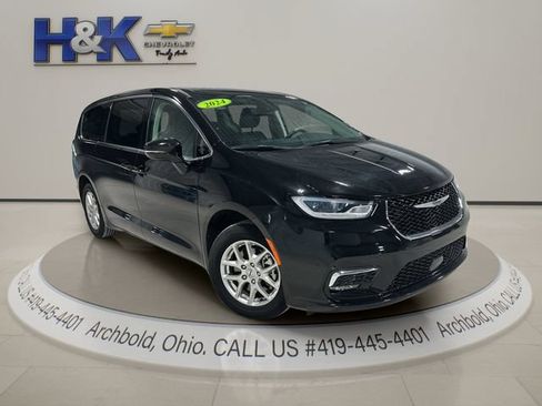 Used 2024 Chrysler Pacifica Touring-L FWD image 1