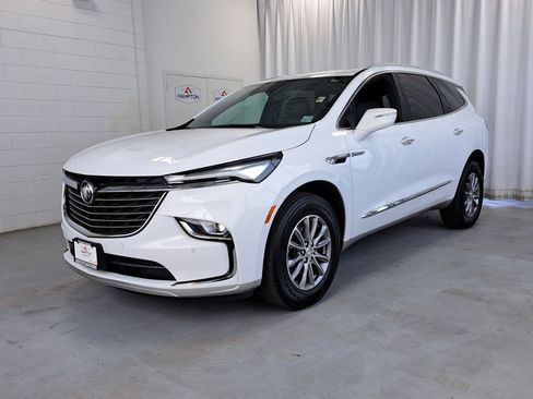 Used 2023 Buick Enclave Essence image 2