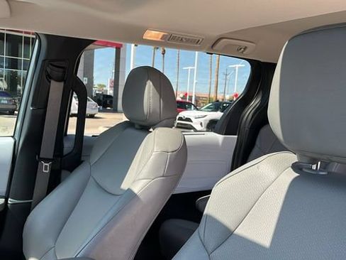 Used 2025 Toyota Sienna XLE FWD image 15