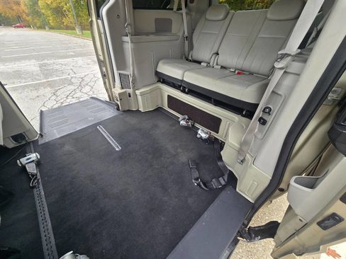 Used 2010 Dodge Grand Caravan SXT image 33