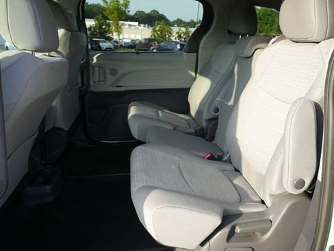 Used 2021 Toyota Sienna LE FWD image 14