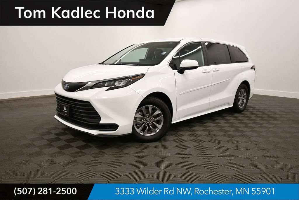 Used 2025 Toyota Sienna LE AWD/4WD image 1