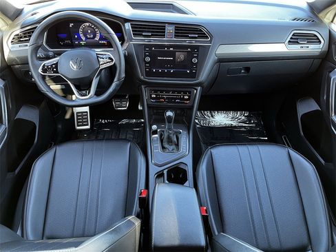 Used 2022 Volkswagen Tiguan SE R-Line image 9