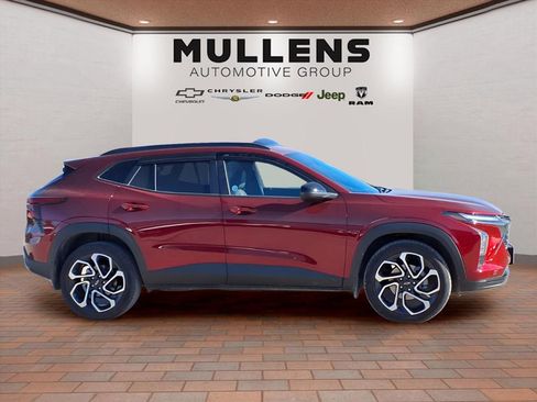 Used 2024 Chevrolet Trax RS w/ Sunroof Package image 4