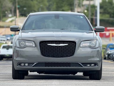 Used 2018 Chrysler 300 S image 3