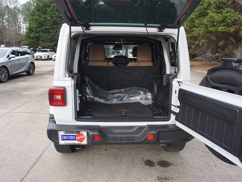 Used 2022 Jeep Wrangler Unlimited Sahara w/ Cold Weather Group image 18