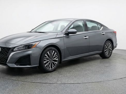 Used 2025 Nissan Altima 2.5 SV image 3